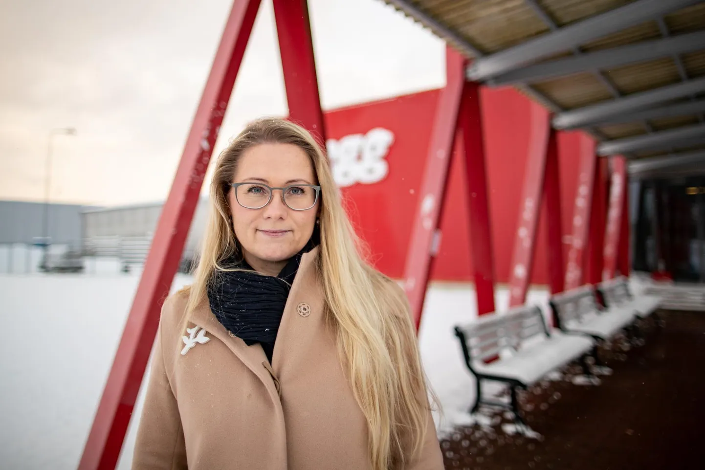 HKScan Estonia personalidirektor Relika Rohtoja Tabasalu lihatööstuse ees.