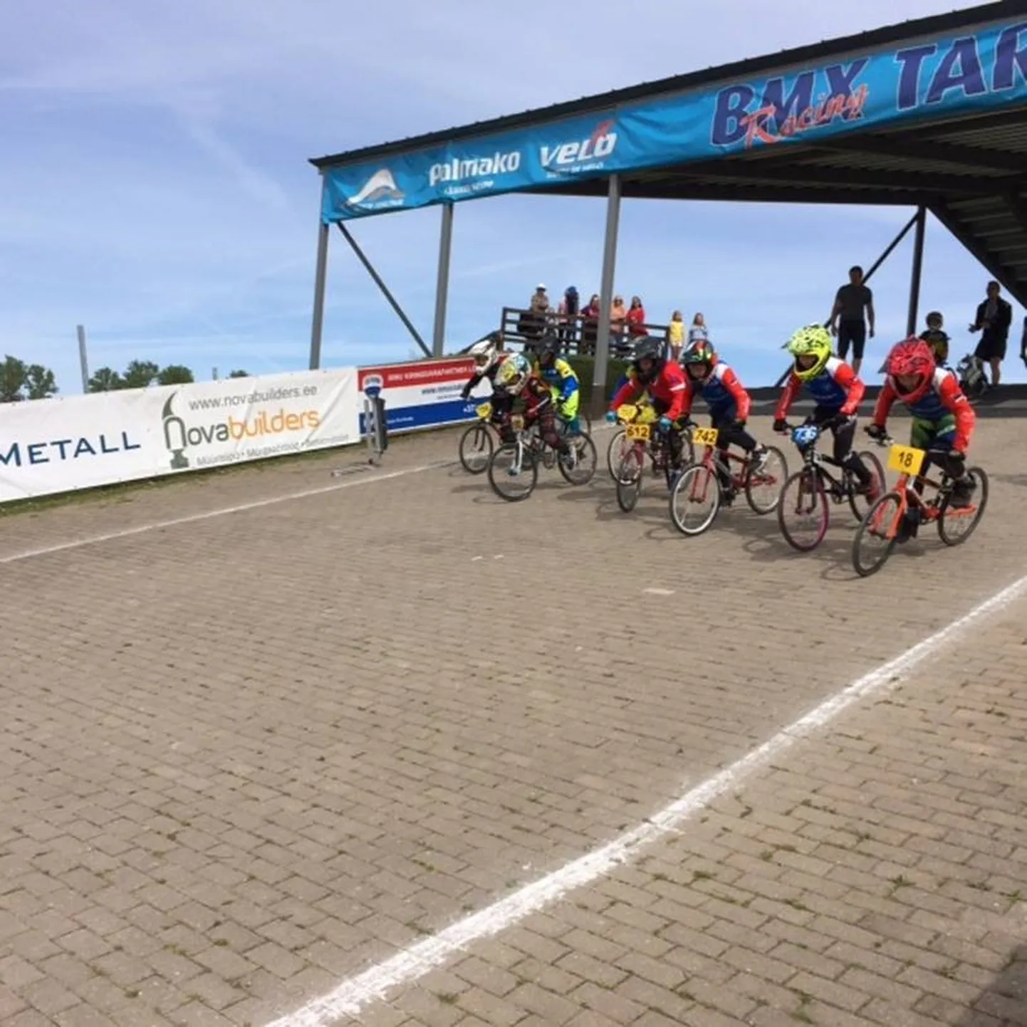BMXi krossi start.
