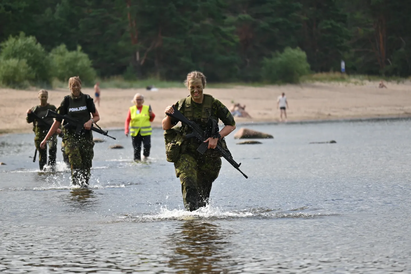 Naiskodukaitsjate sõjalis-sportlik luurevõistlus 2024. aastal. Fotol õpujooks koormusmatkal.
