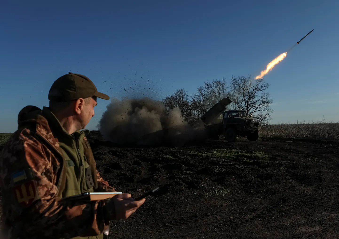 Ukraina sõjaväelased raketiheitjaga BM-21 Grad Donetski oblastis.