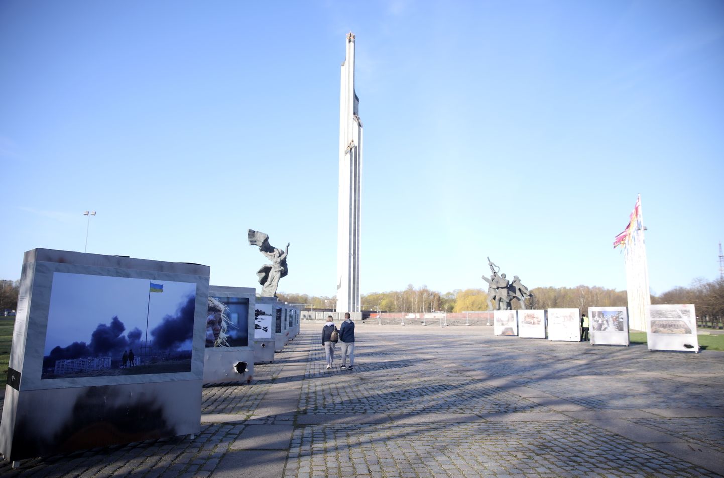Lielformāta fotogrāfiju izstāde pie pieminekļu kompleksa Uzvaras parkā par Ukrainas kara ikdienu.