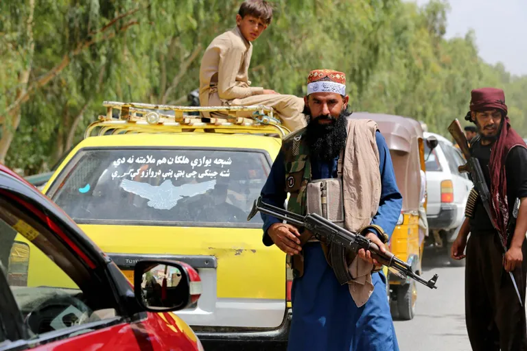 Talibani julgeolekutöötajad eile kontrollpunktis Jalālābādi linnas. FOTO: Shafiullah Kakar/afp/scanpix