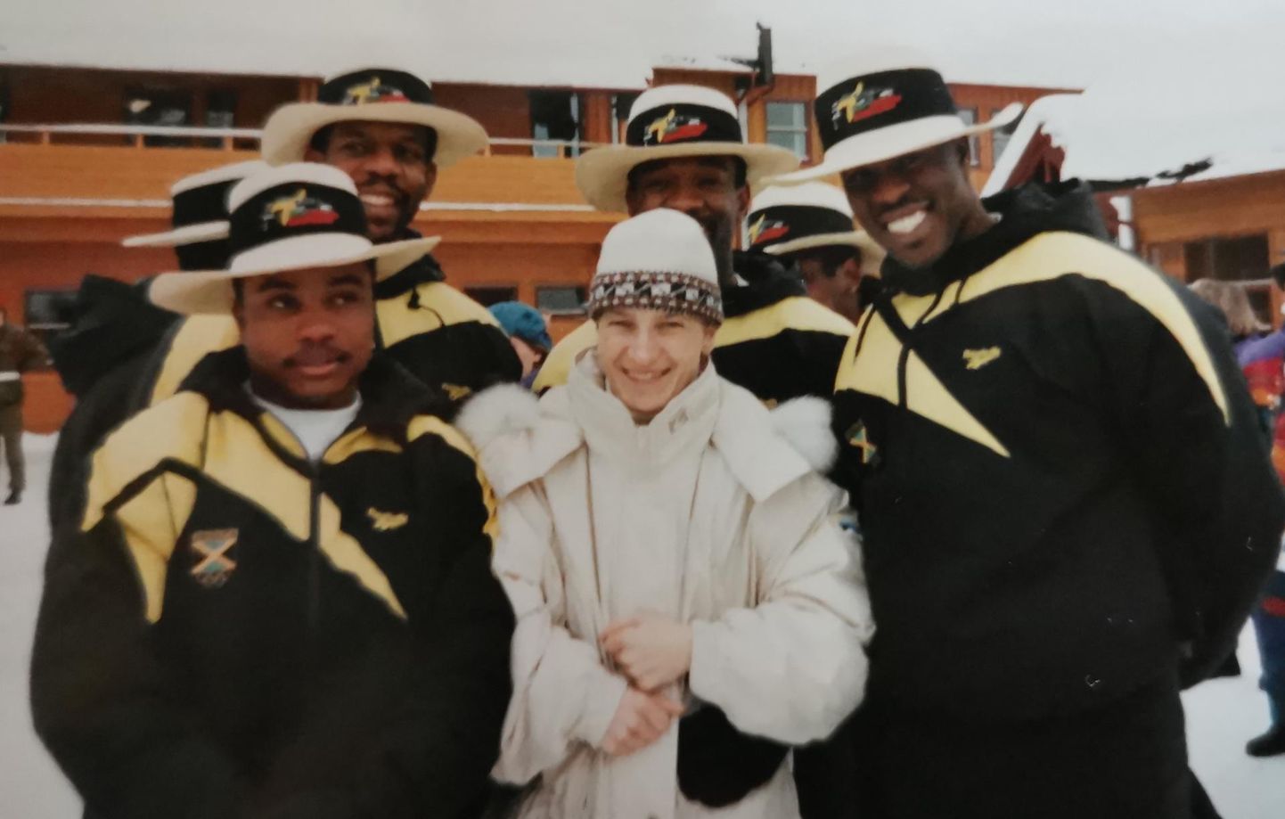 Krista Lepik on end Jamaika neljabobimeeskonnaga Alberville`i olümpial ühele pildile sättinud. Kes neist mustadest meestest on kes, seda on raske tuvastada, aga protokolli põhjal võistlesid nad koosseisus Dudley Stokes, Ricky McIntosh, Michael White ja Chris Stokes.