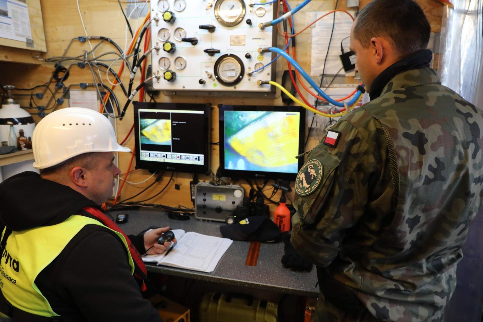 Poola mereväelased vaatavad ekraani, mis näitab veealust pilti Tallboyst.