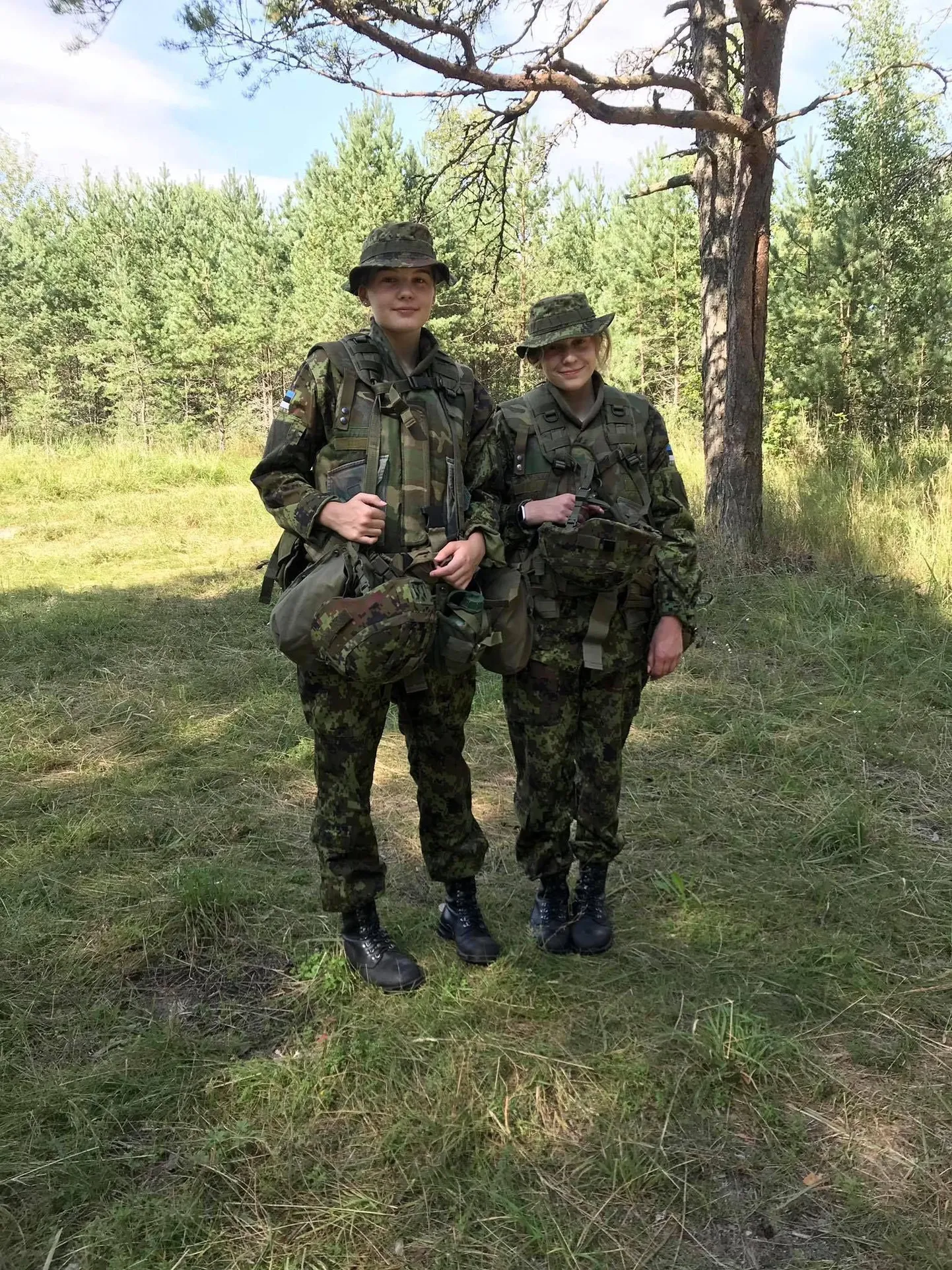 2020. aasta sügisel toona Aravete keskkooli IX klassis õpinguid alustanud Kadi-Liis Pitk (vasakul) ja Annabel-Kretel Kirspuu said 24 tundi maitsta täisverelist sõdurielu.