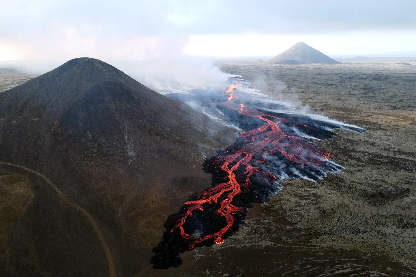 В Исландии недалеко от столицы страны началось извержение вулкана.
