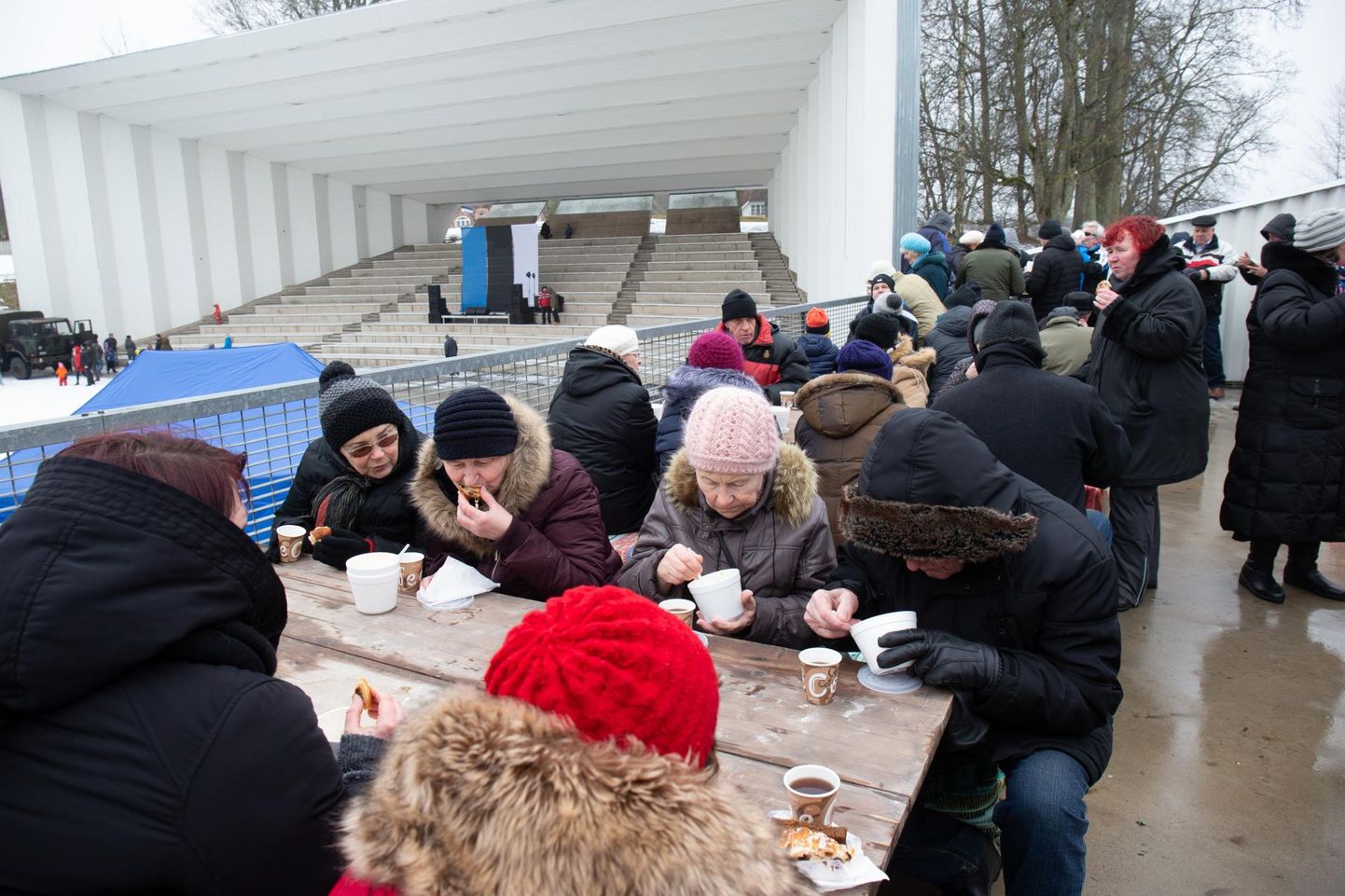 Ühine supi- ja kringlisöömine on olnud aastaid Viljandis riigi aastapäeva tavade seas.