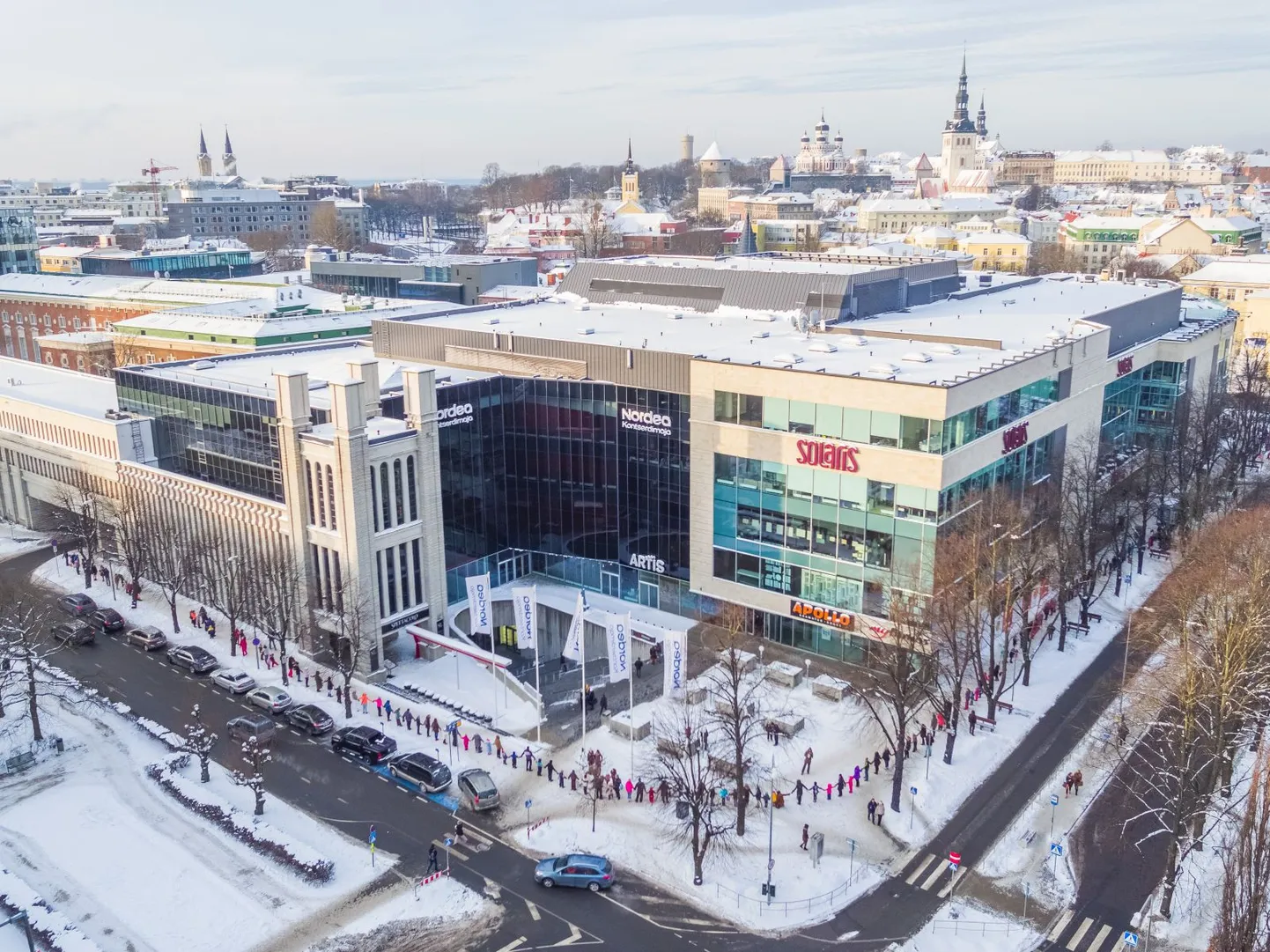 Inimketi moodustamine ümber Solarise keskuse.