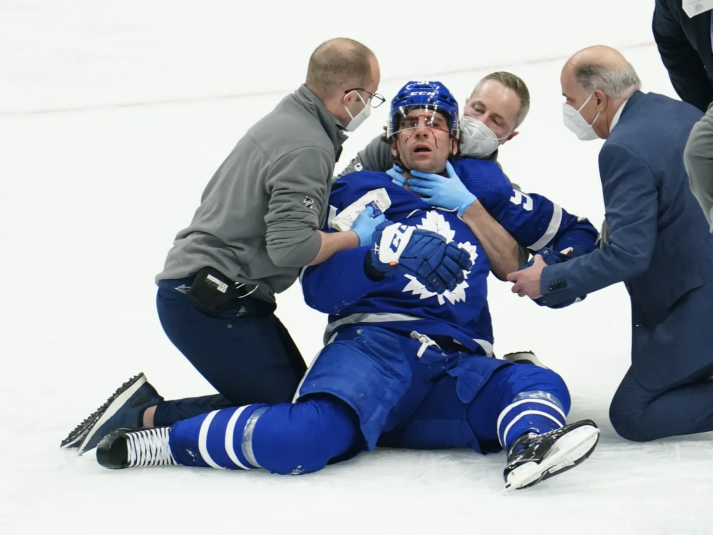 John Tavares viidi hokiväljakult haiglasse.