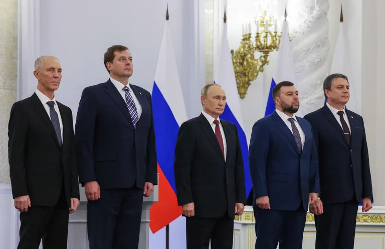 Lepingutele andsid lisaks Putinile allkirja isehakanud Donetski rahvavabariigi liider Deniss Pušilin, isehakanud Luhanski rahvavabariigi liider Leonid Passetšnik, Hersoni oblasti Moskva-meelsete võimude juht Vladimir Saldo ja tema kolleeg Zaporižžja oblastis Jevgeni Balitski.
