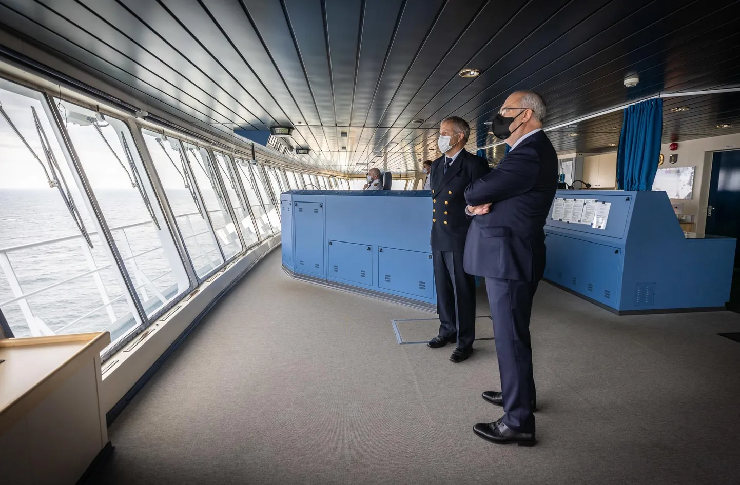 President Alar Karis külastas Soome visiidi alguses parvlaeva Tallink Star kaptenisilda, kus teda võõrustas laeva kapten Tõnu Rosenberg.