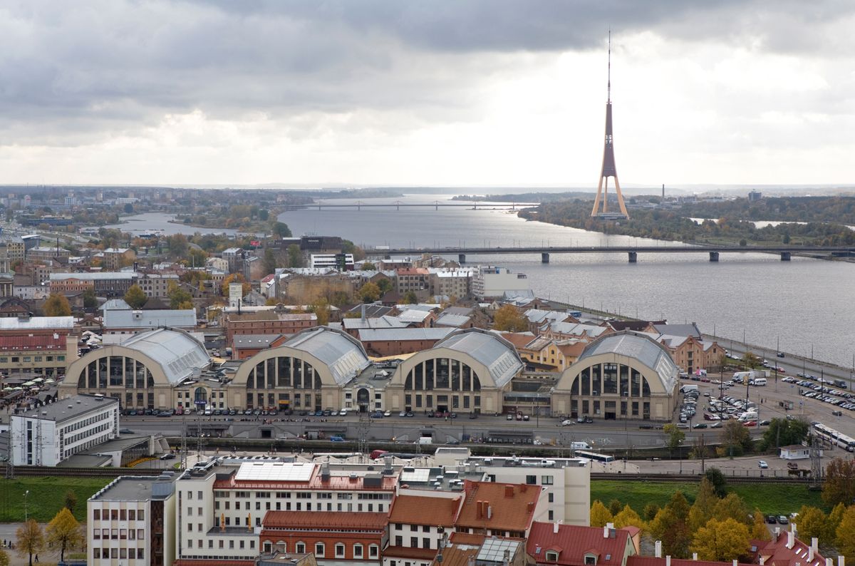 Панорама Риги еще без знаковых изменений городского контура. На переднем плане - ангары рижского рынка. Фото уже историческое - 2008 год. 