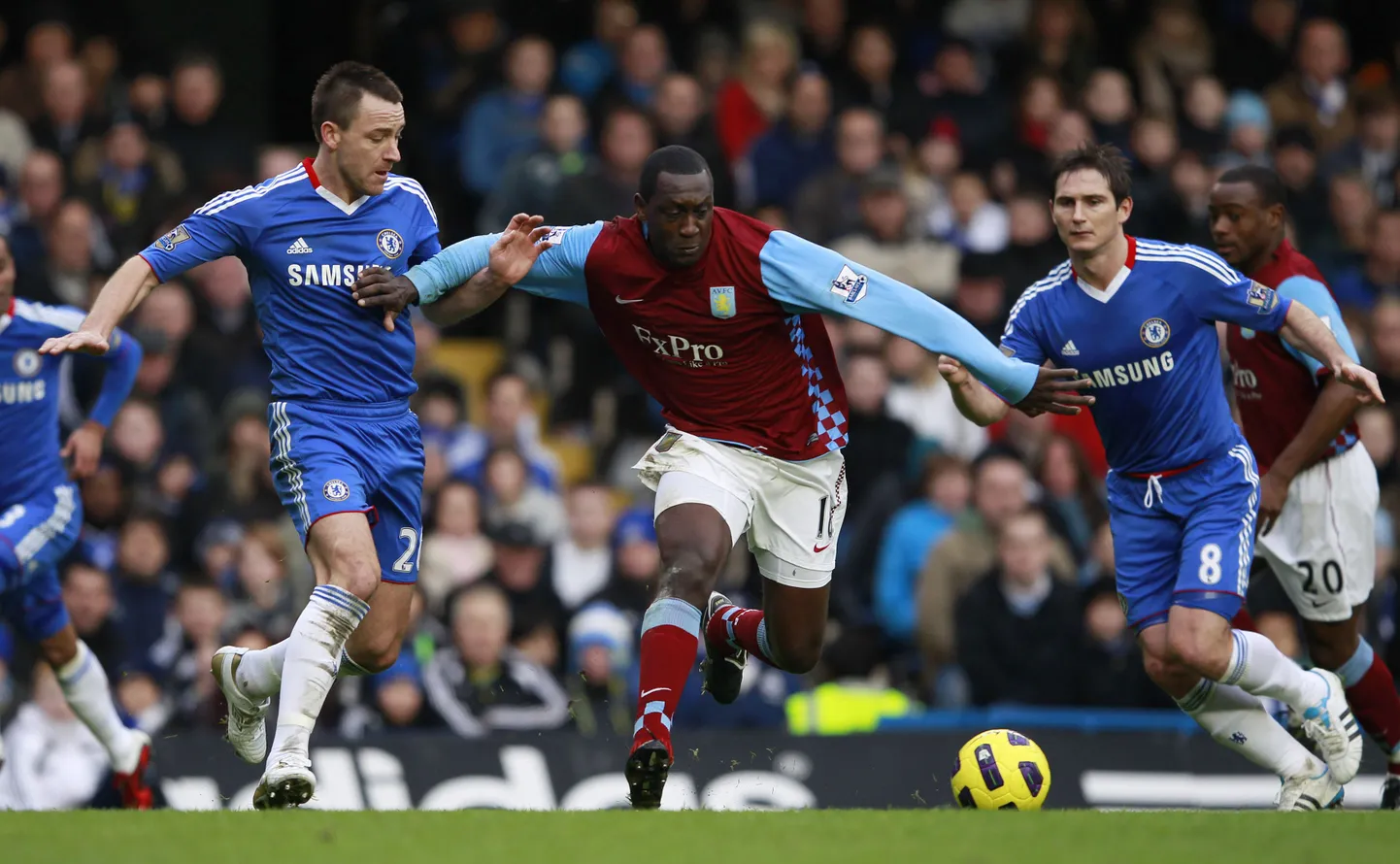 Emile Heskey (keskel)