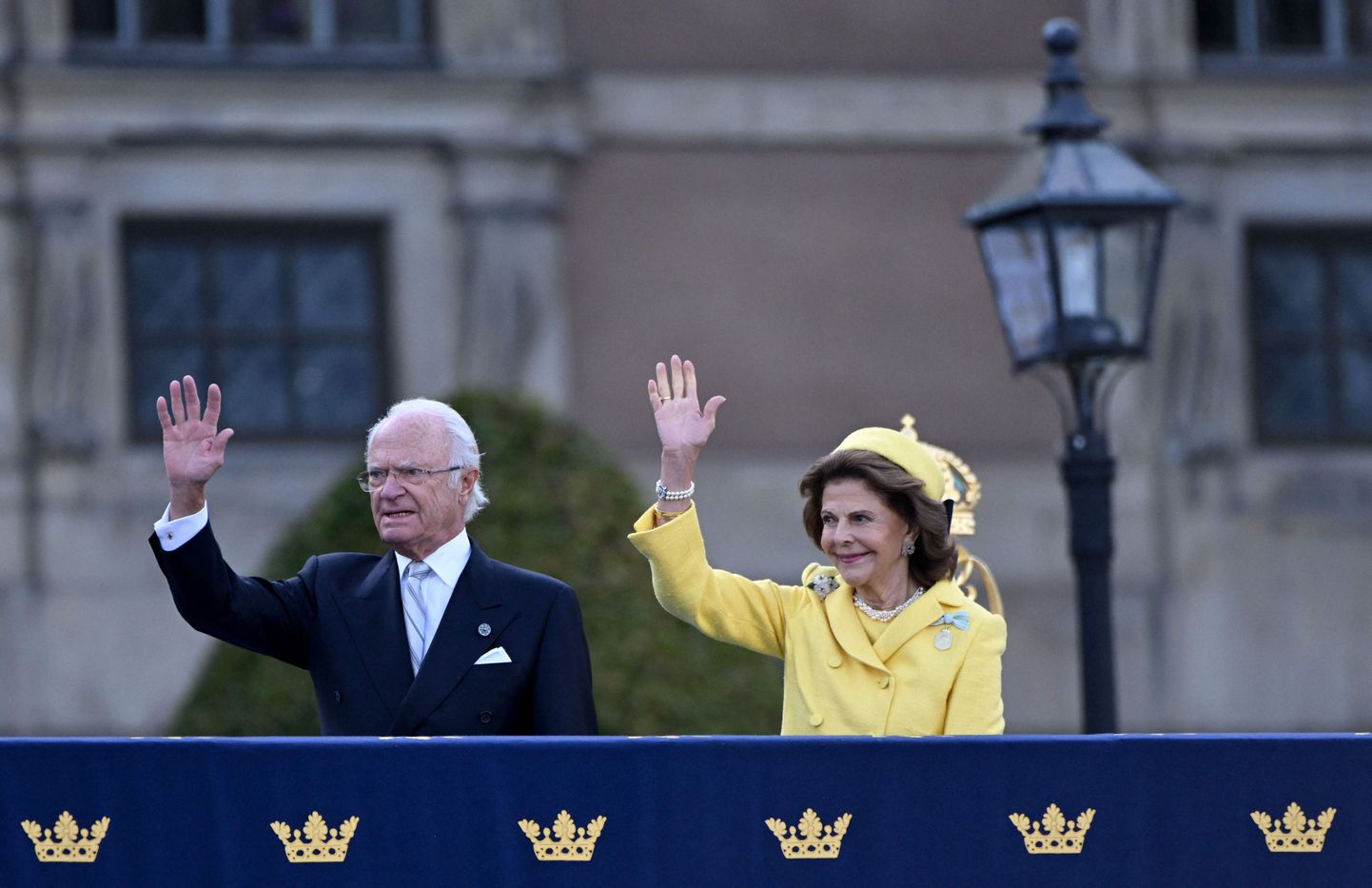 Rootsi kuningas Carl XVI Gustaf ja kuninganna Silvia lehvitamas kuningalossi juures 16. septembril 2023 rahvale kuninga 50. troonijuubeli sündmusel.