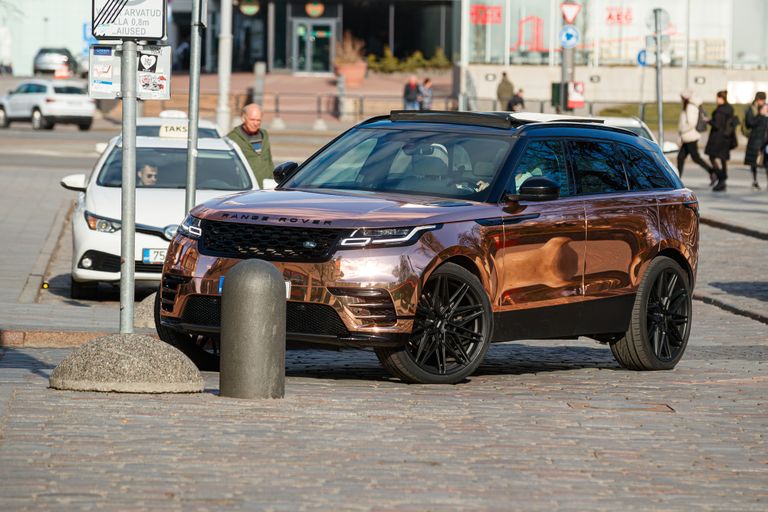 Range Rover, обтянутый пленкой цвета розовое золото, в Таллинне.