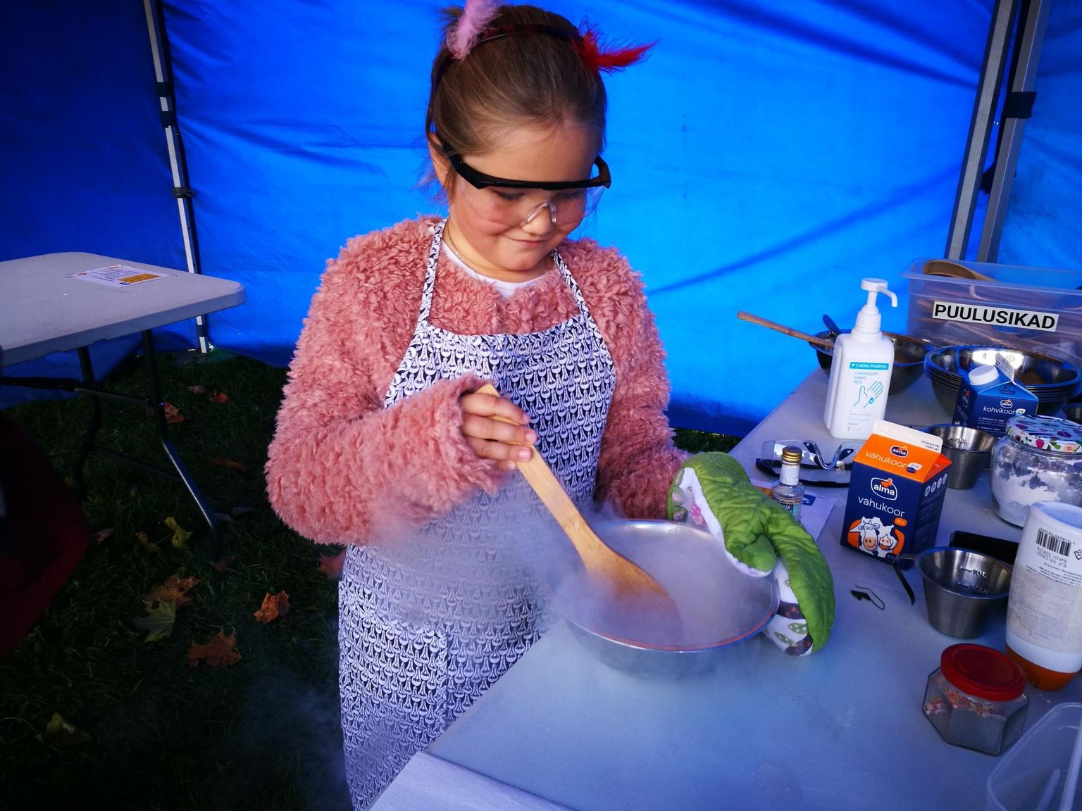 Kuueaastane Marta Jaadla tegi Viljandi sünnipäeval vedela lämmastikuga jäätist.