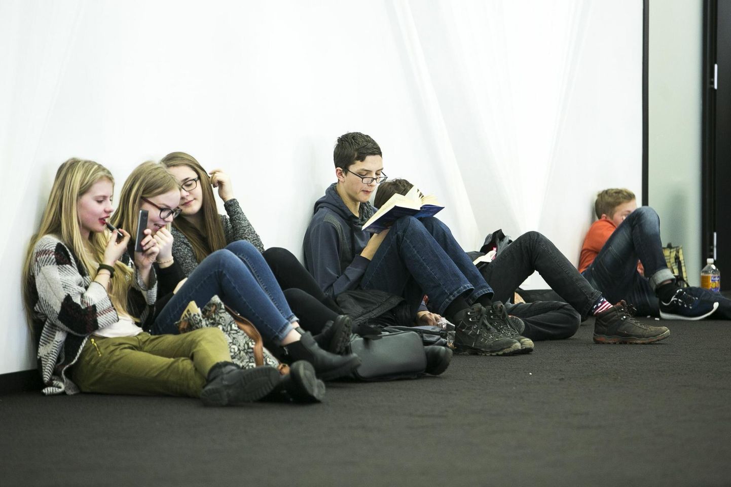 Teismelised mõne aasta eest Vilniuse raamatumessil aega veetmas – kes nutitelefoniga, kes lugedes. 