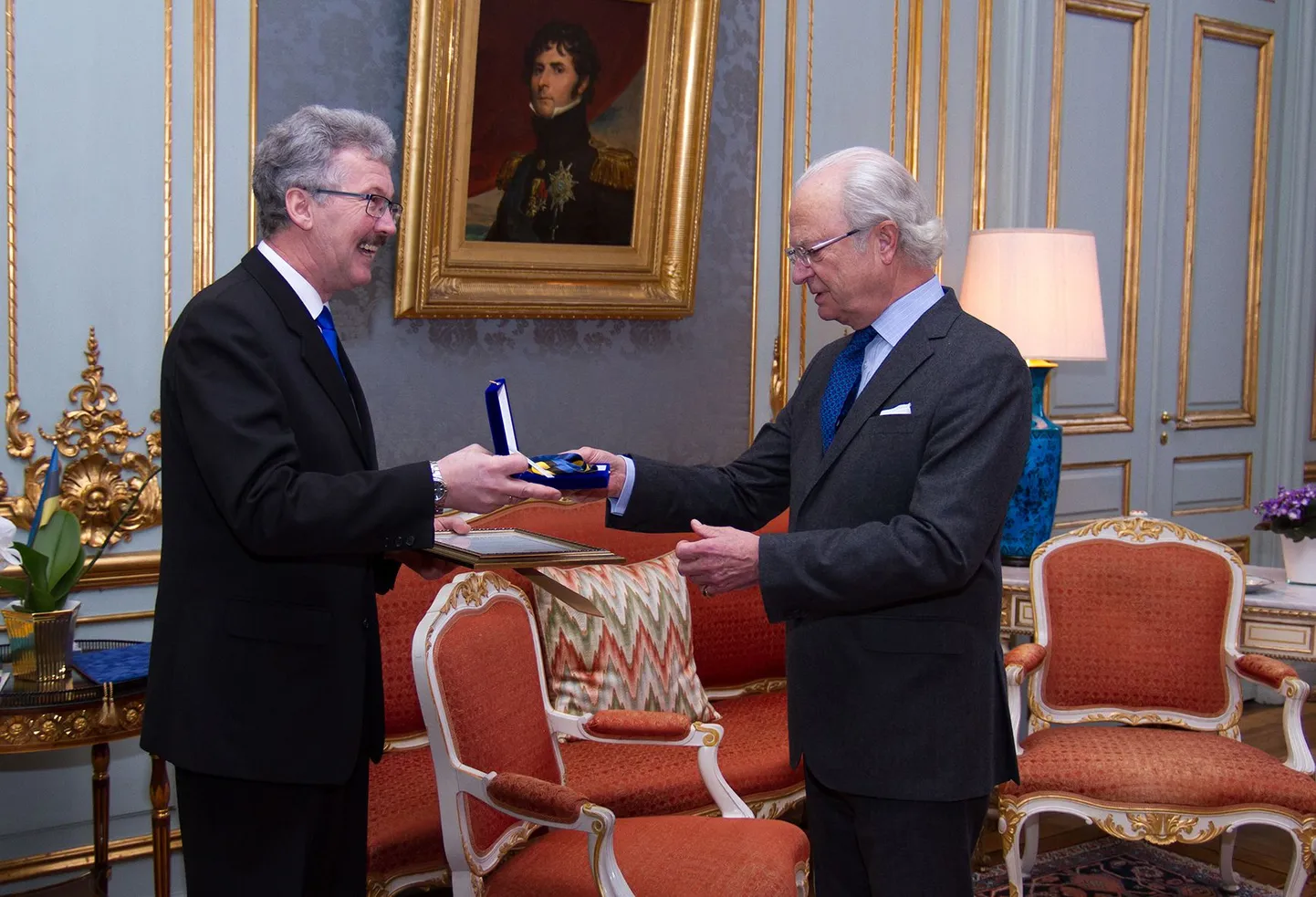 Eestirootslaste kultuurinõukogu juhi Ülo Kalm andis Rootsi kuningale Carl XVI Gustafile üle eestirootsi kultuurikandja tiitli ja Hans Pöhli medali.