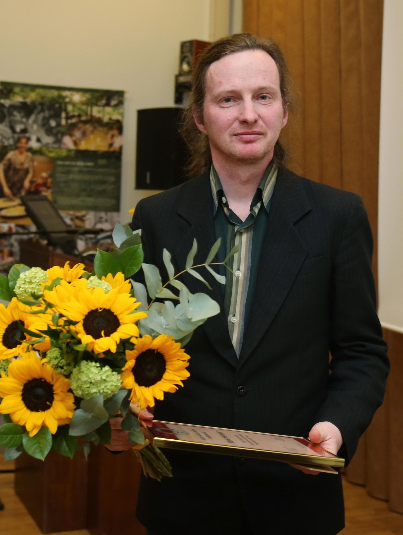 Mehis Heinsaar avaldas kuuenda novellikogu. Fotol kirjanik 2019. aastal Gustav Suitsu luulepreemia välja kuulutamisel. 