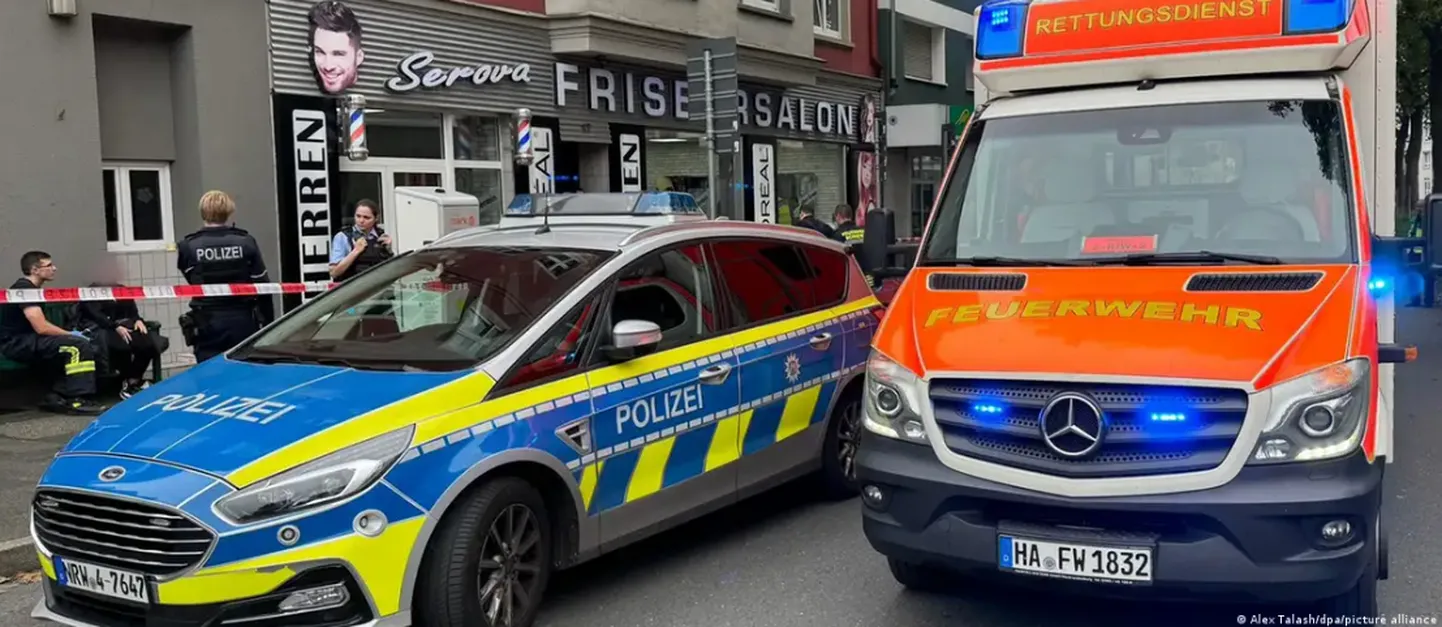 Полиция и спасатели возле парикмахерской в Хагене, где при стрельбе пострадали люди