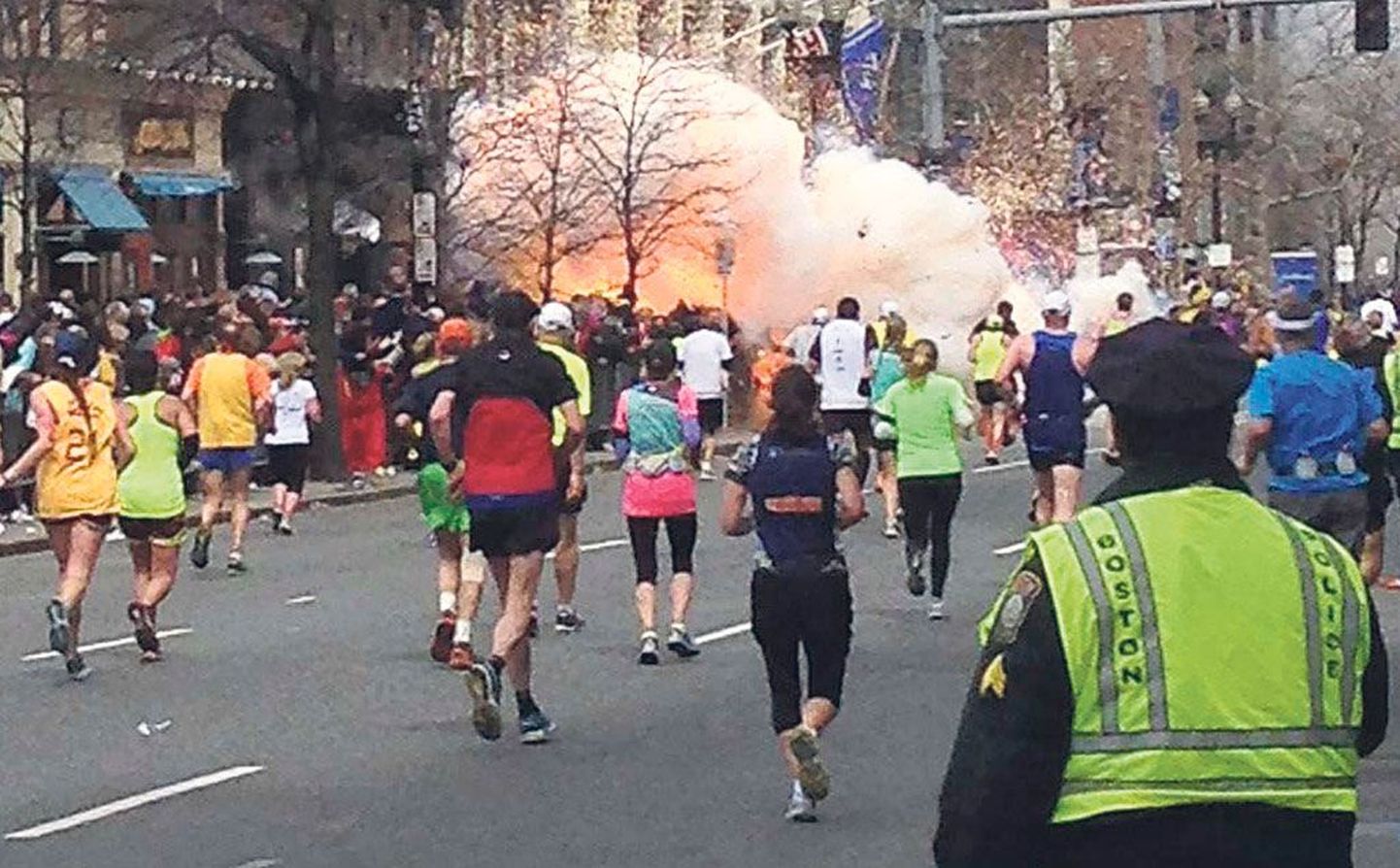 Bostoni plahvatuste kõlades jätkasid maratoonarid esialgu veel jooksmist finiši poole, alles mõni hetk hiljem jõudis inimestele kohale, mis oli juhtunud.