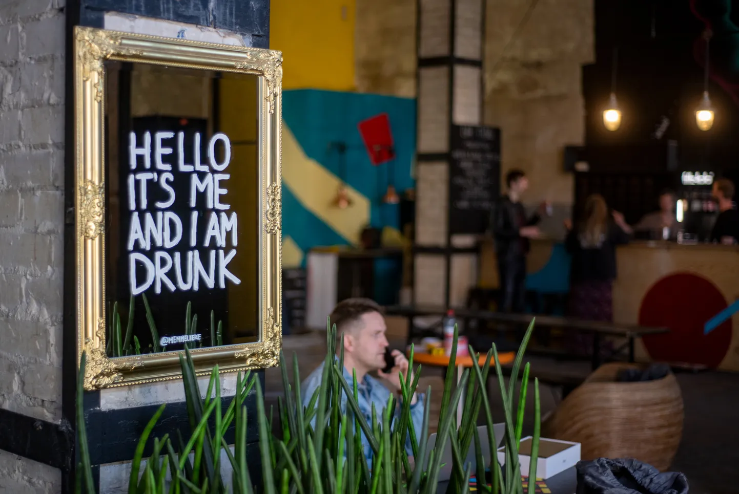 Durvis vaļā ver Tallinas ielas kvartāla "Street Food" angārs