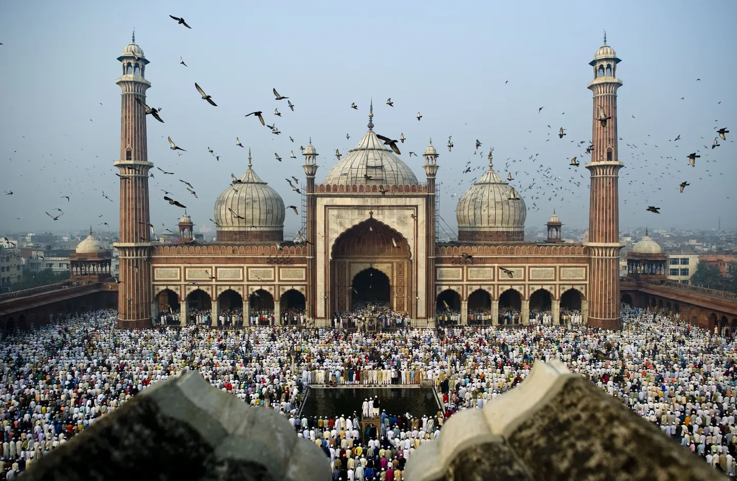 India moslemid riigi suurimas mošees Jama Masjidis tähistamas Eid al-Adhat.