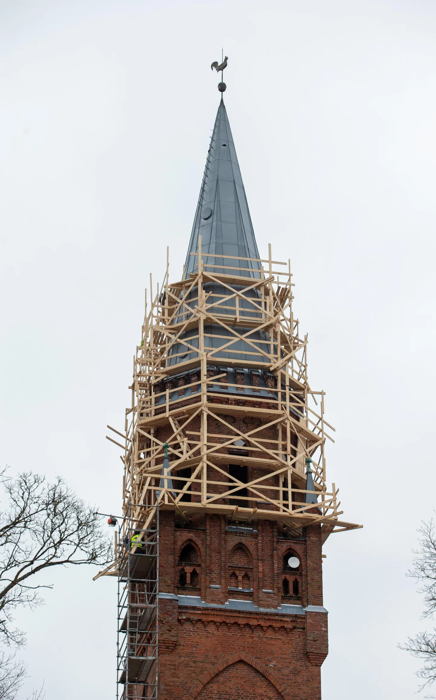 Pauluse kiriku tornil vahetatakse plekk ning laudis ja roovitis selle all.