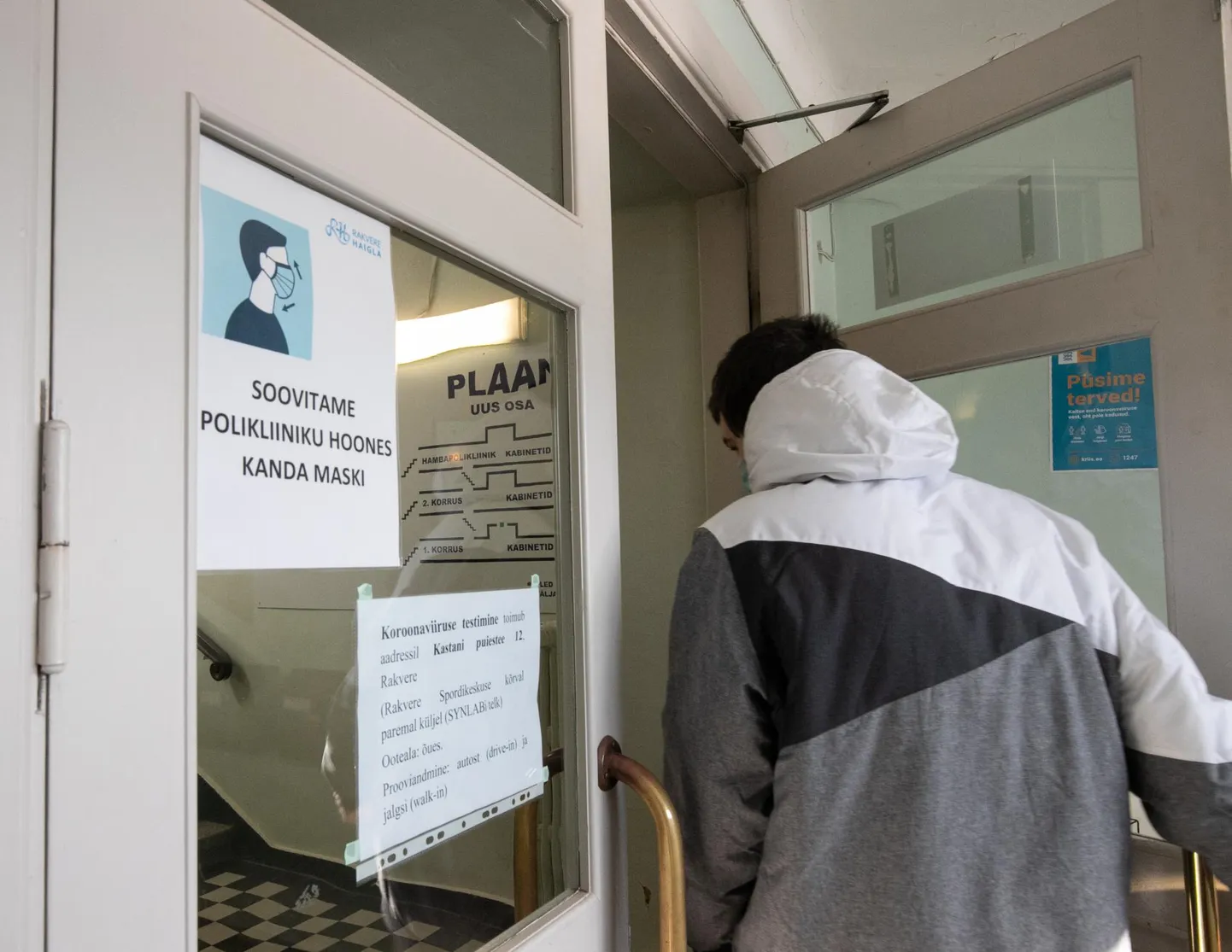 Rakvere polikliiniku uksel olev silt soovitab kanda ruumis sees maski. Ajal, mil mujal on maskikandmisest juba kohustus saanud, vajaks see märgukiri ehk ringivahetamist.