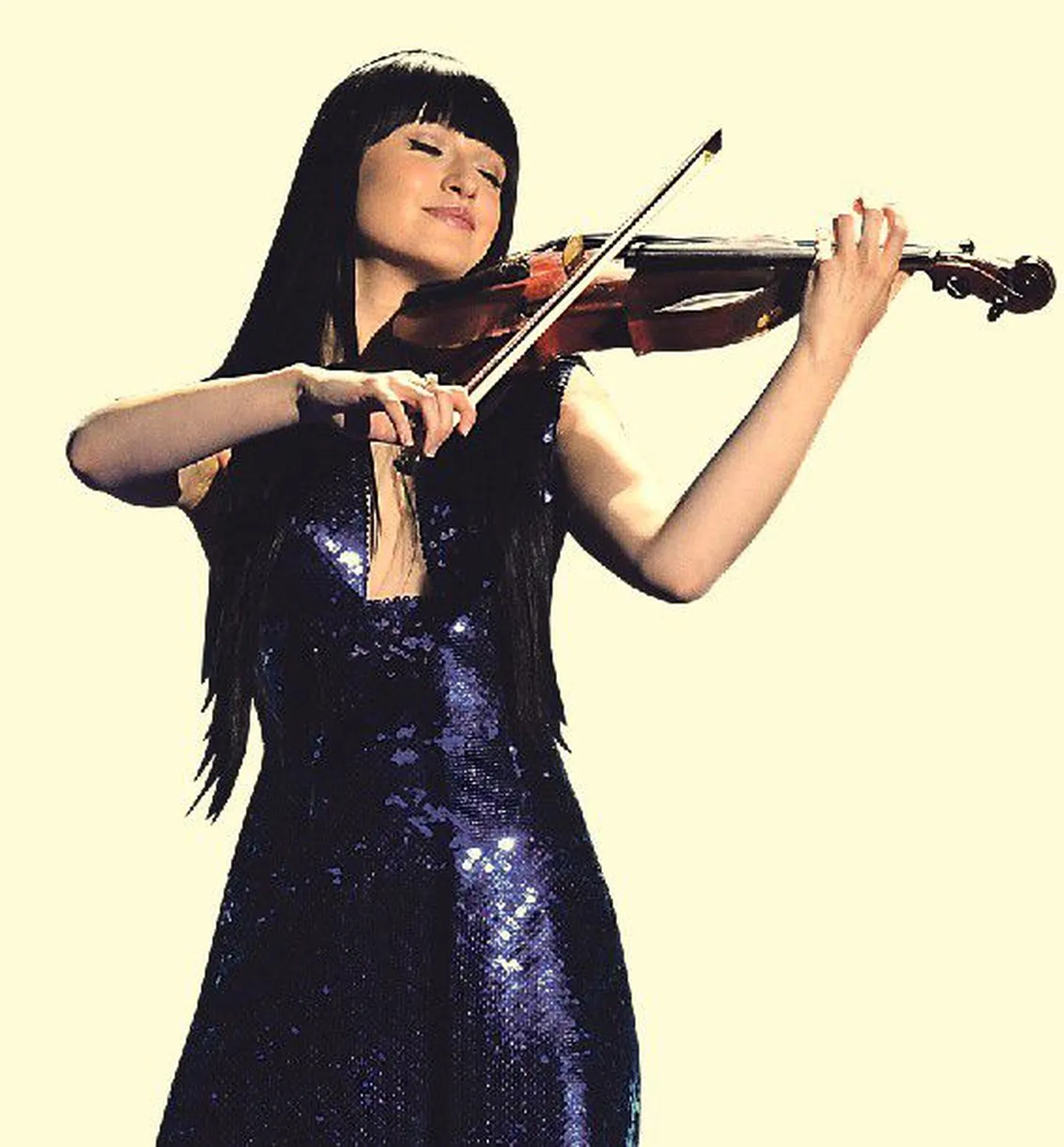 В ансамбле Urban Symphony Сандра Нурмсалу поет и играет на скрипке.