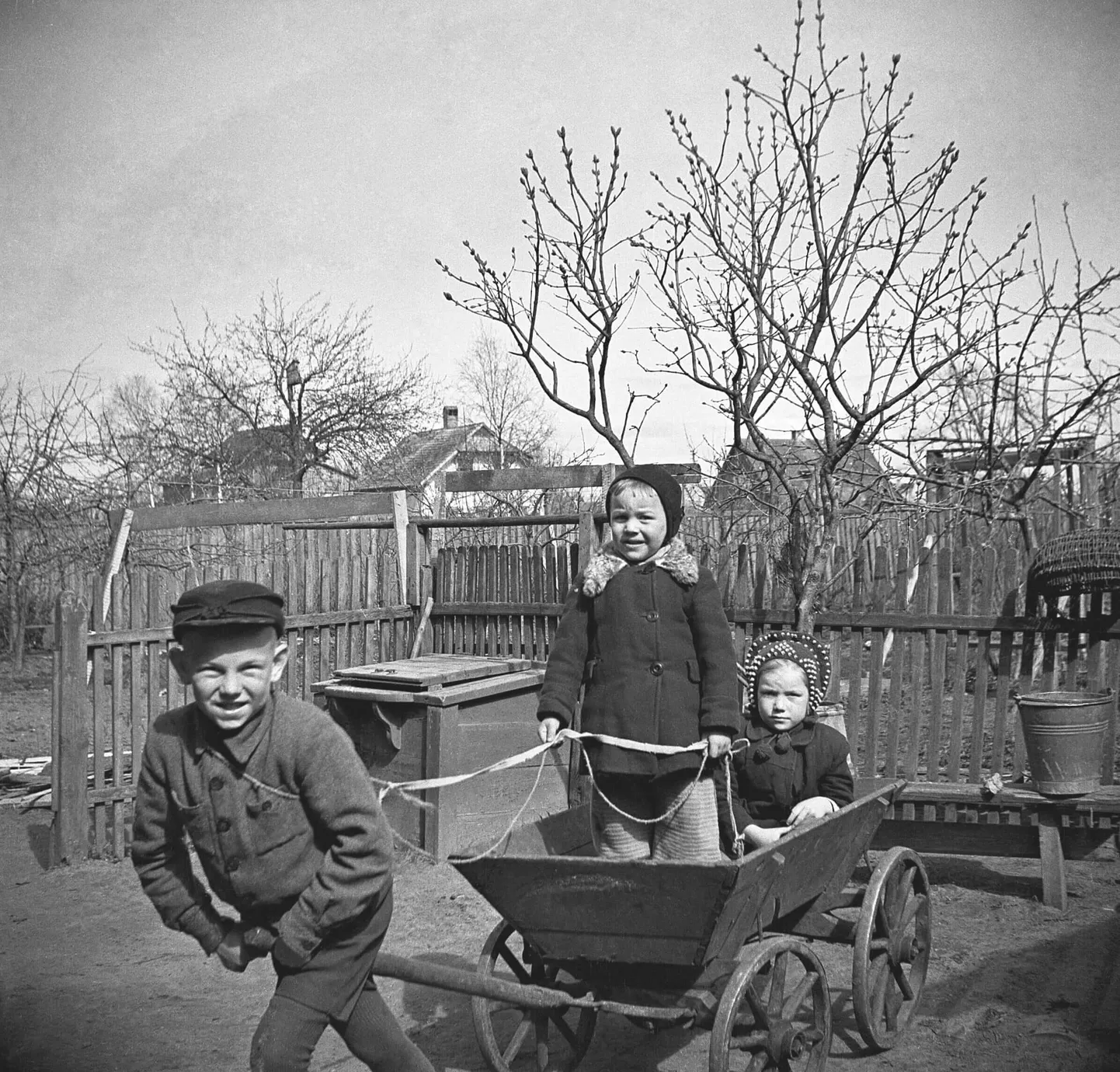 Enn Säde veab u 1949. aastal Kadri tänava koduõuel vankrit, milles on tema õde Anne ja vend Villu.