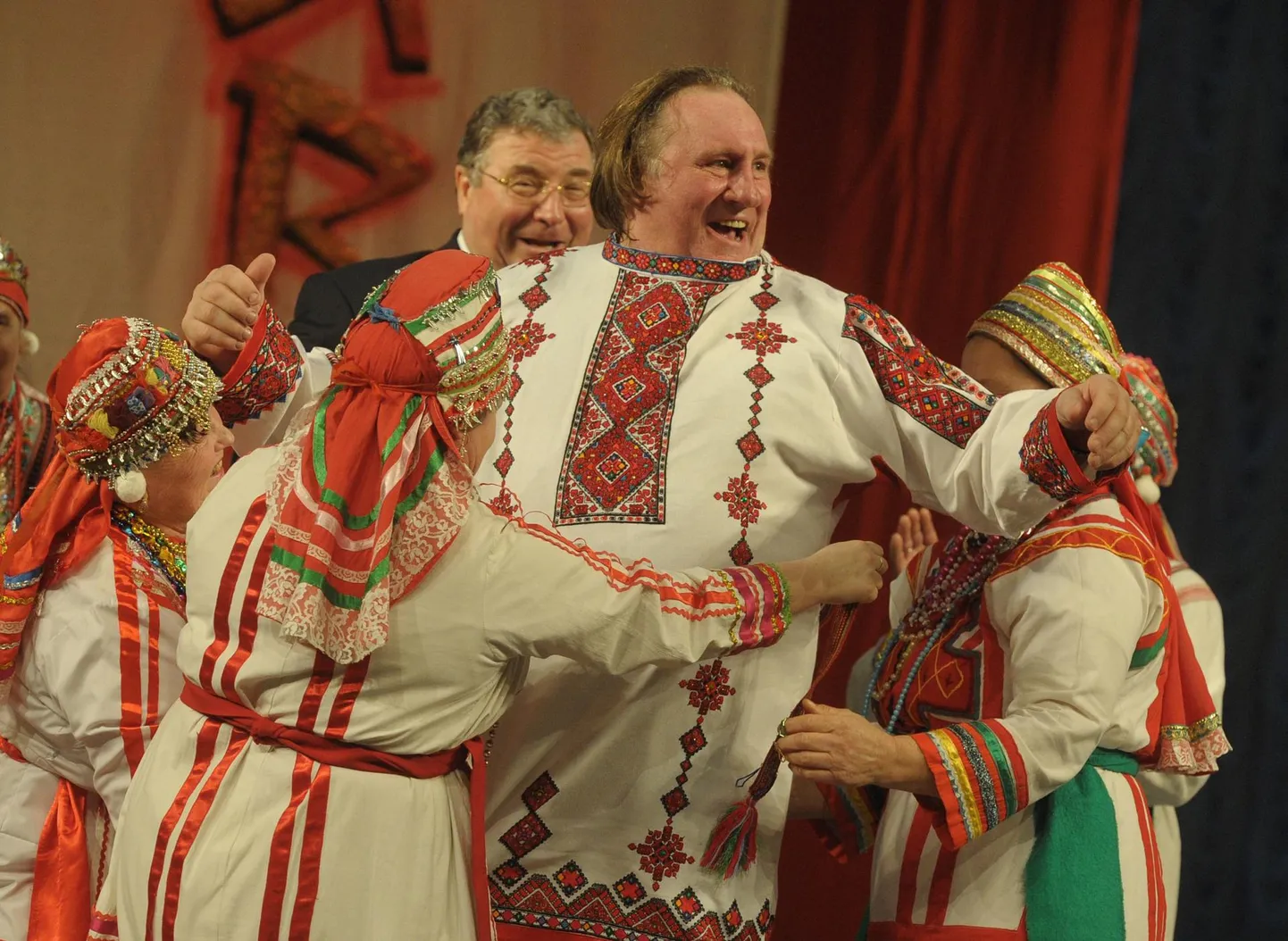 Vahepeal kuulsaimaks Mordva elanikuks saanud prantsuse näitleja Gerard Depardieu 2013. aastal kohalikes rahvariietes. Ülikonnas mees tema taustal on piirkonna juht Vladimir Volkov.