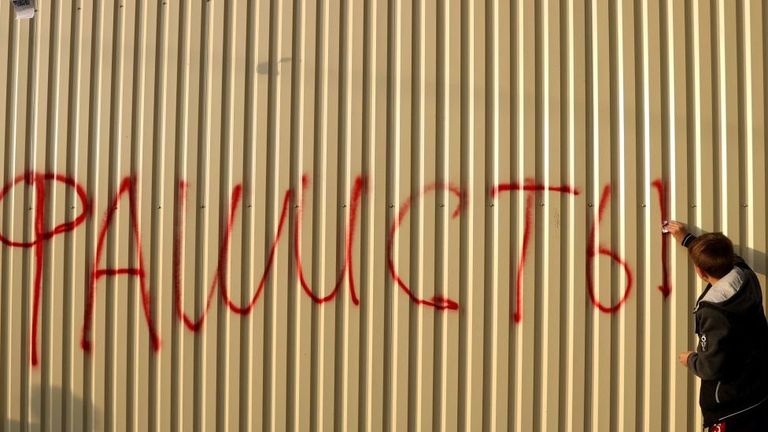 Надпись "Фашисты" на заборе изолятора на Окрестина, 4 октября 2020 года