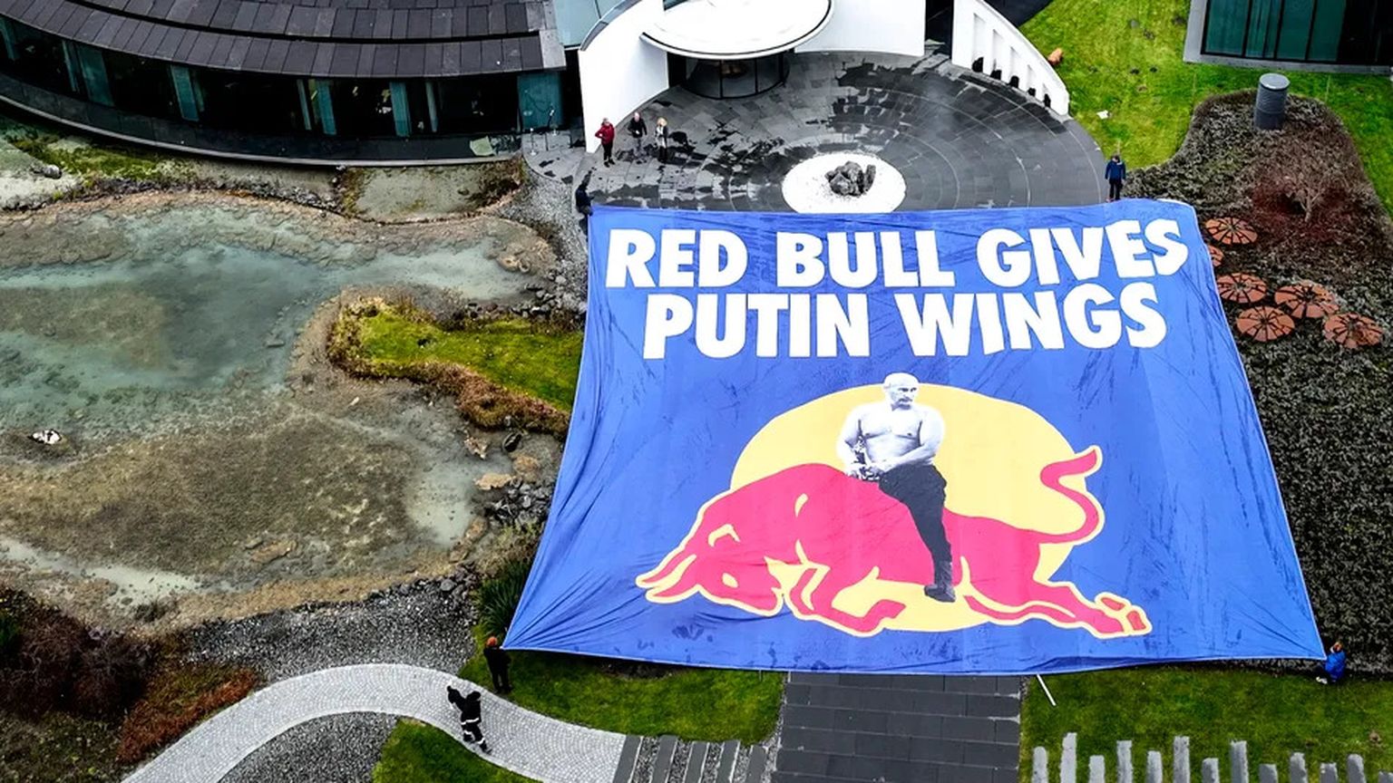 400 ruutmeetri suurune plakat Austrias Fuschl am Sees asuva peakorteri ees, millel kujutatakse Venemaa presidenti Vladimir Putinit ratsutamas ettevõtte logol kujutatud pulli, .