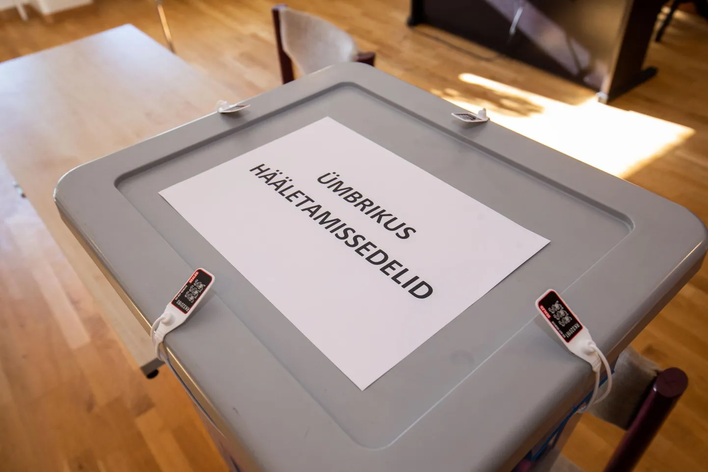 Väljaspool elukohta hääletanud inimeste valimissedelid pannakse ümbrikku ja koos sellega eraldi valimiskasti.