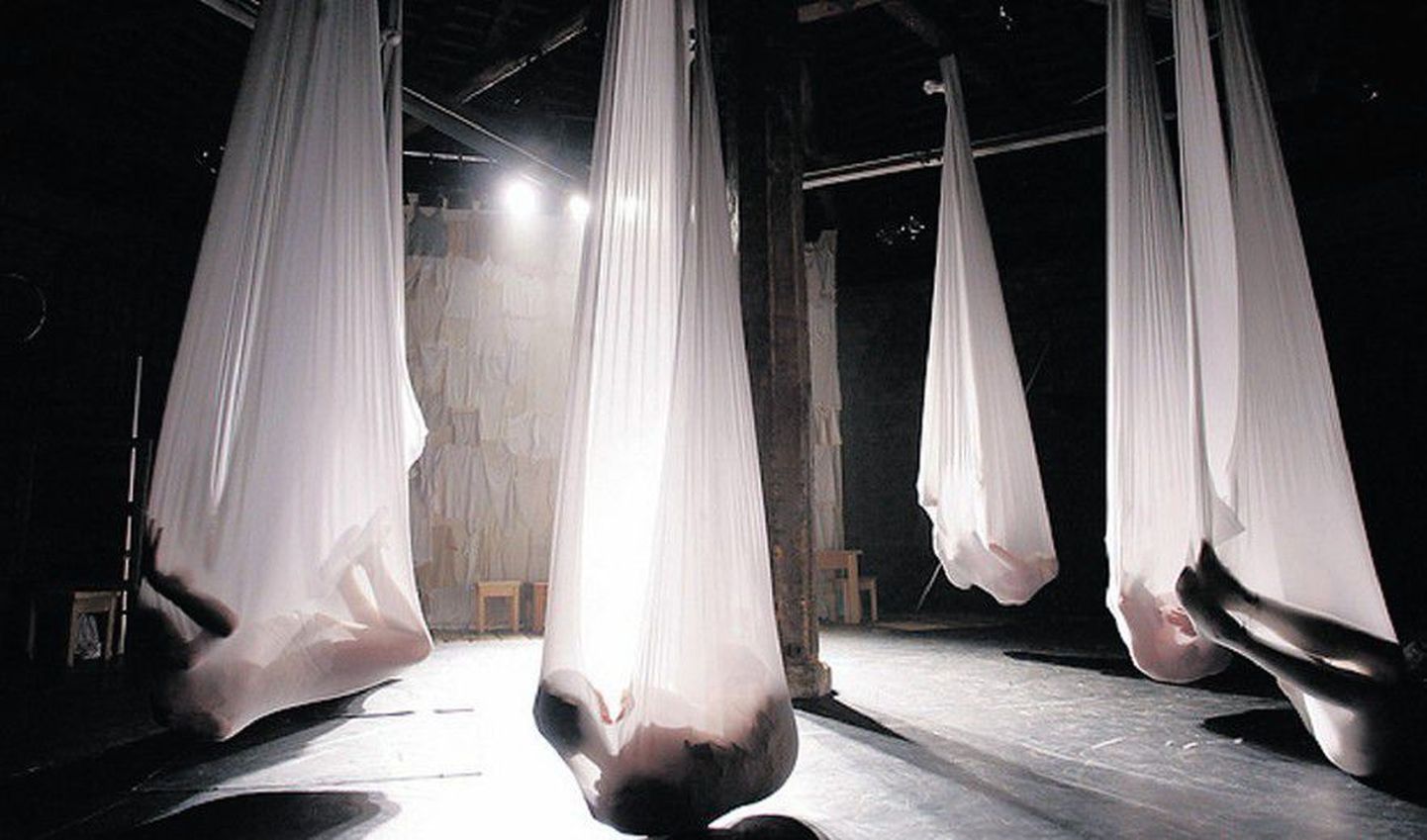 Спектакль «Жизель» необыкновенно сложен физически: артисты кувыркаются, извиваются в растягивающихся подвесных полупрозрачных белых мешках.