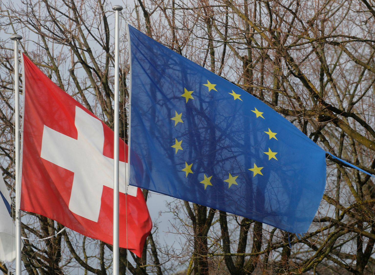 Šveitsi ja Euroopa Liidu lipud. Foto on illustratiivne.