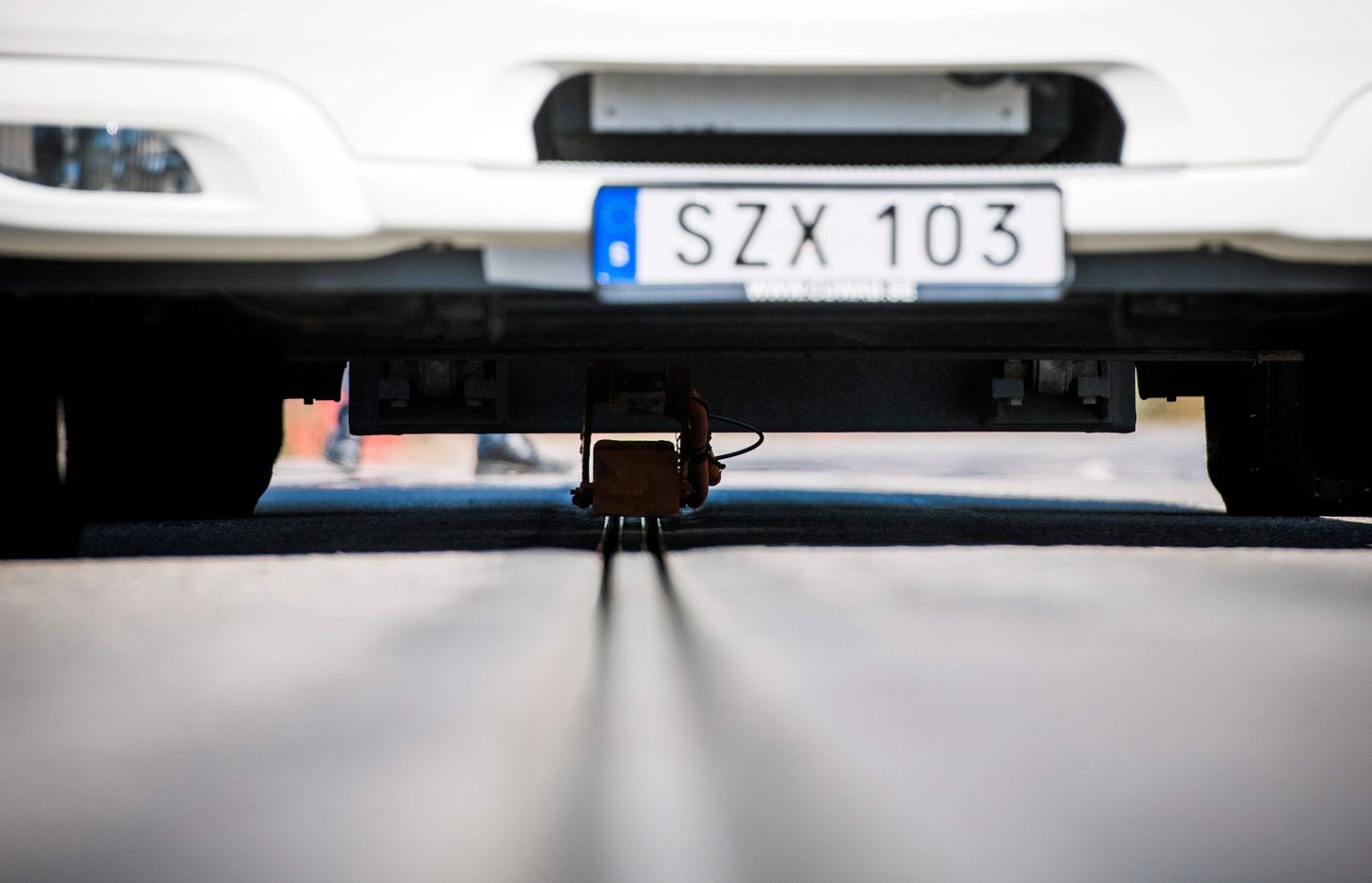 Rootsi rajas sel kuul maailma esimese nutitee, mis võimaldab elektriautodel ennast otse sõidu ajal laadida.