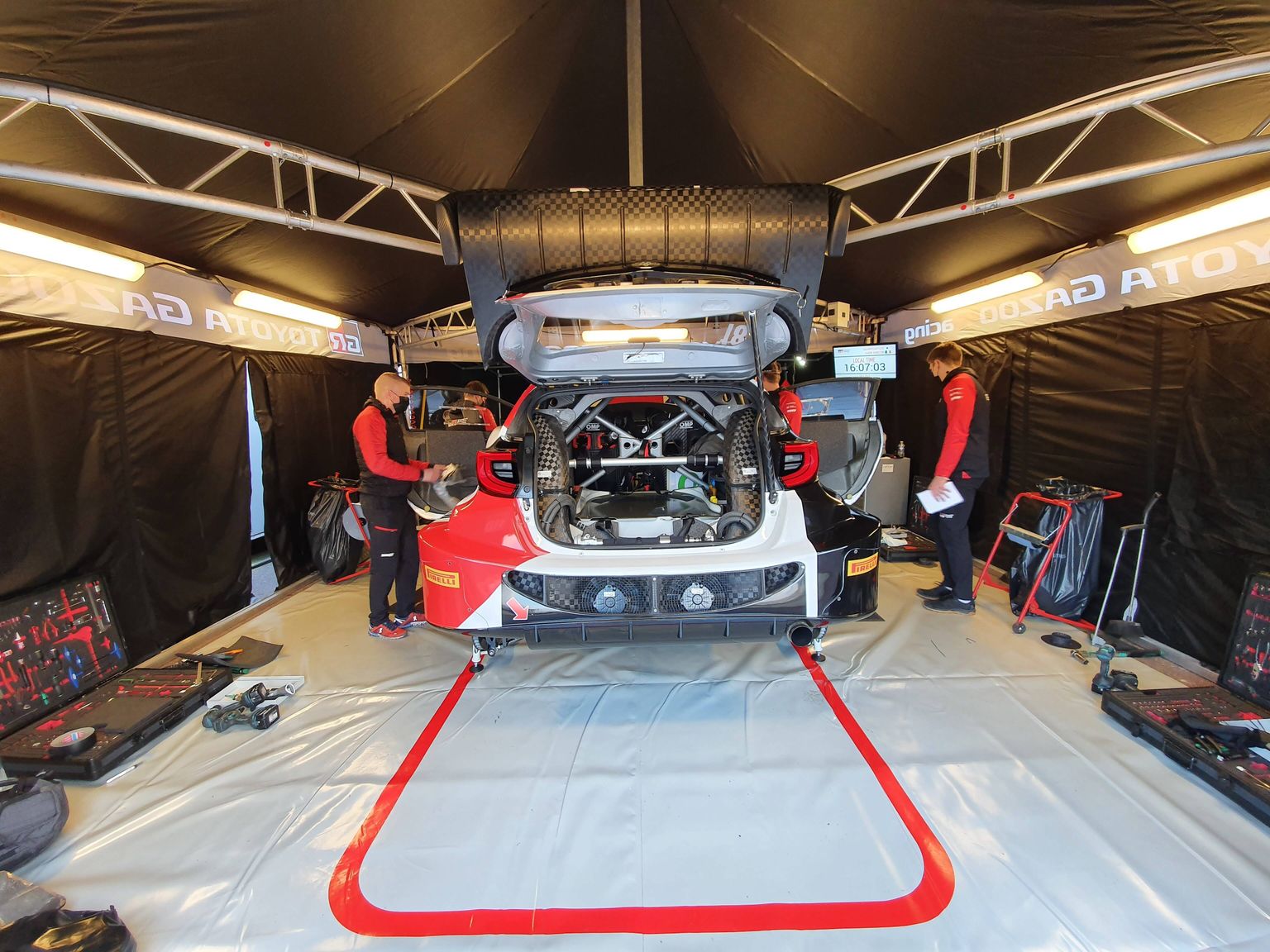Toyota GR Yaris Rally1-auto mehaanikute hoolduses.