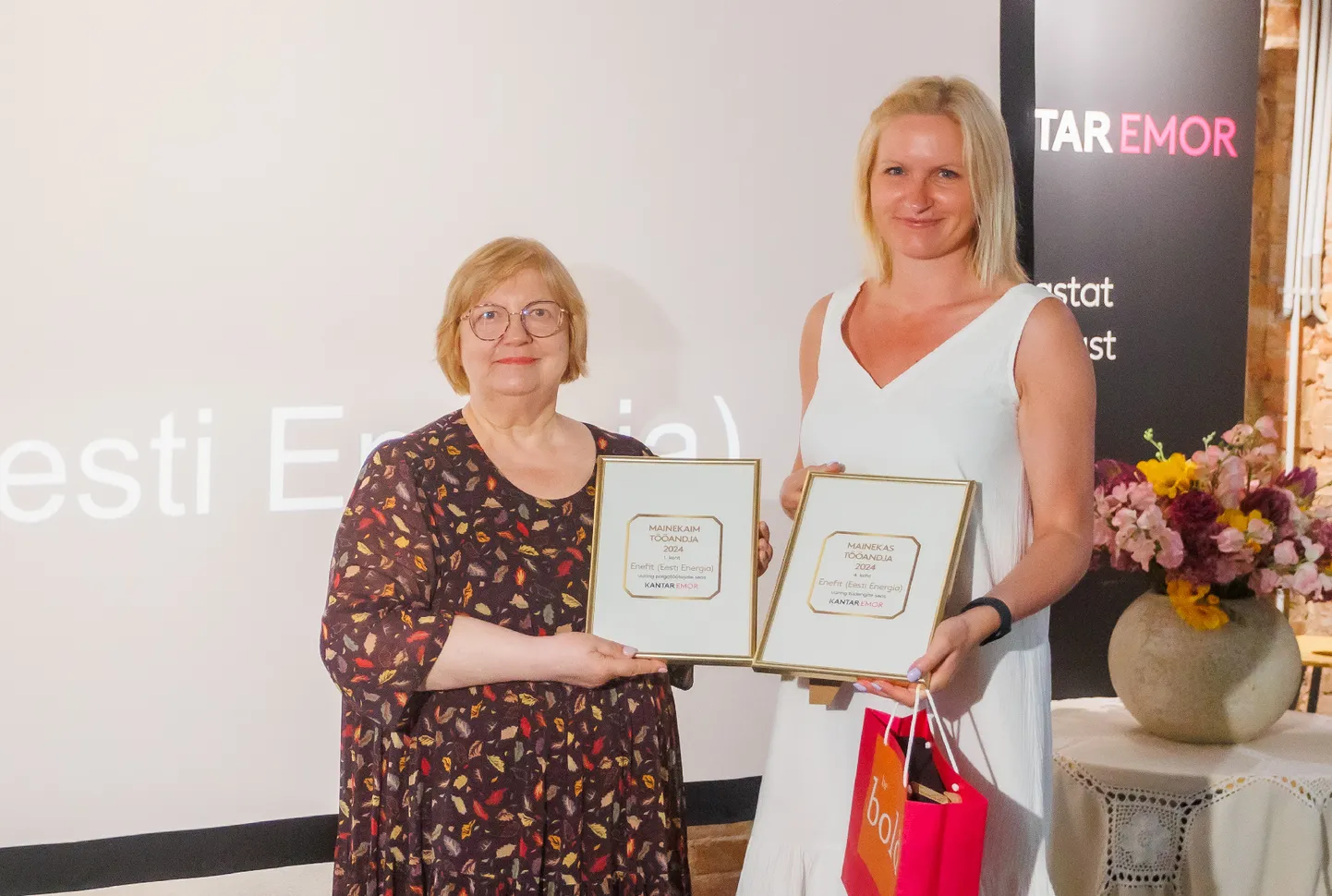 Enefiti töötajakogemuse direktor Kadi Piikov ( paremalt) Kantar Emori juhatajalt Karin Niinaselt tunnustust vastu võtmas.