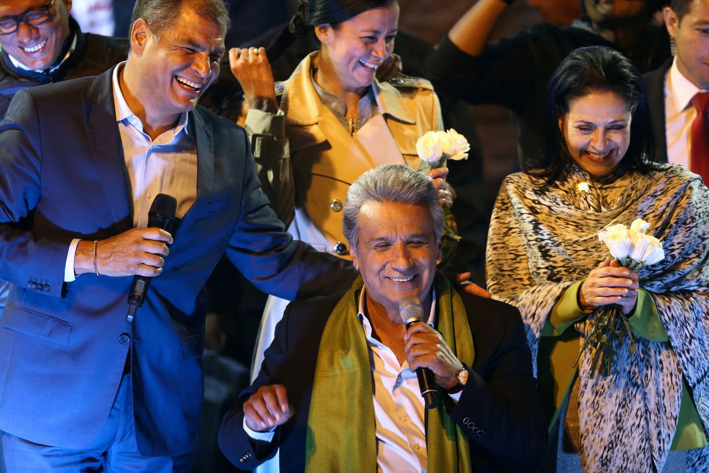 Lenin Moreno koos Ecuadori praeguse presidendi Rafael Correa'ga valimistel saavutatud võitu tähistamas.
