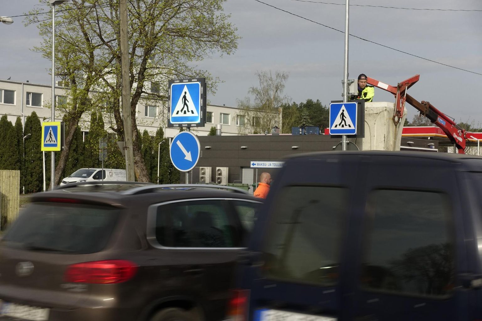 Täna hommikul paigaldati vilkuvaid ülekäiguraja märke Pärnus Saare tänava ja Riia maantee ristmikule.