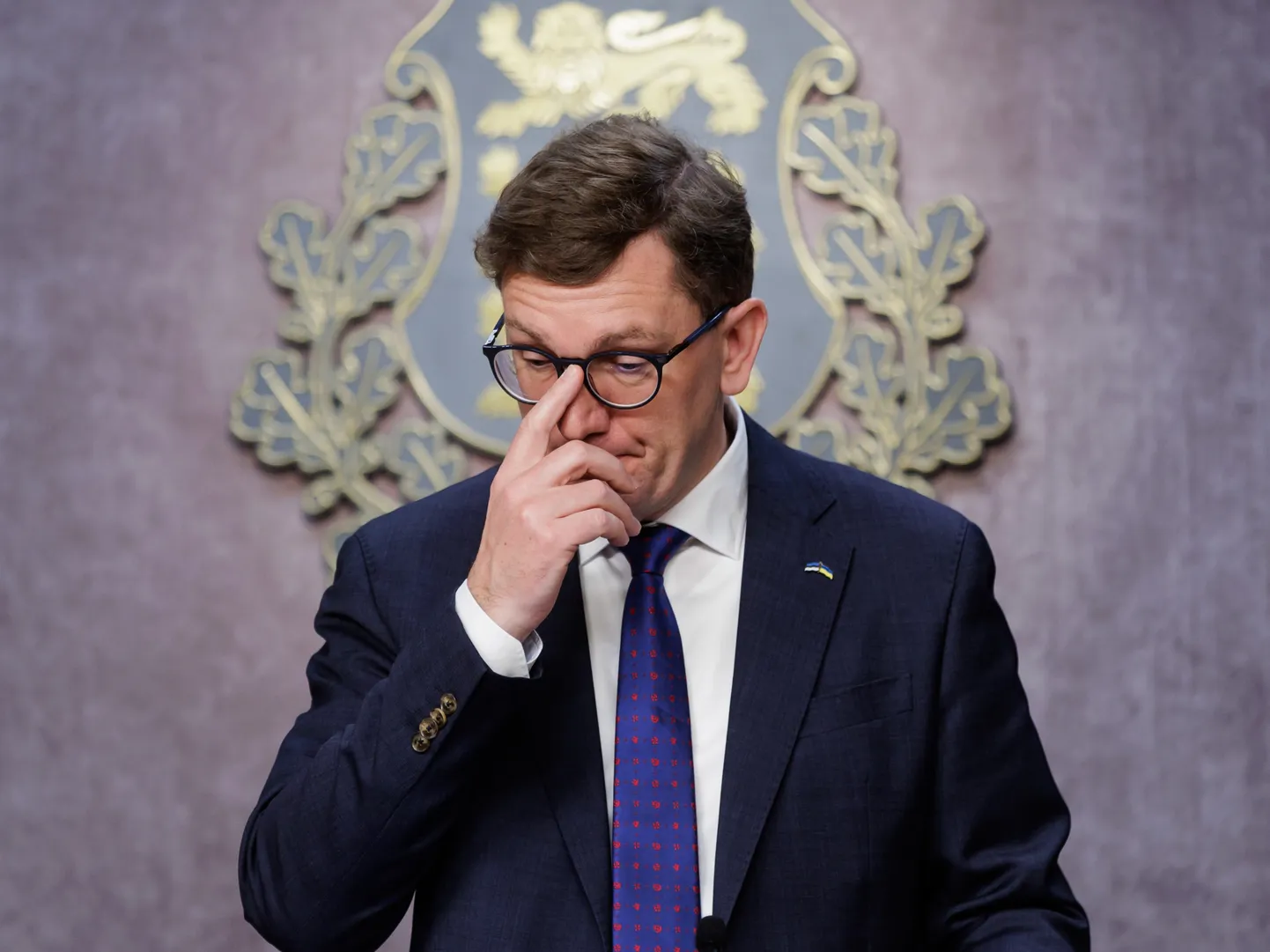 Премьер-министр Кристен Михал смотрит в пол на пресс-конференции 18 марта 2025 года, таллинн.