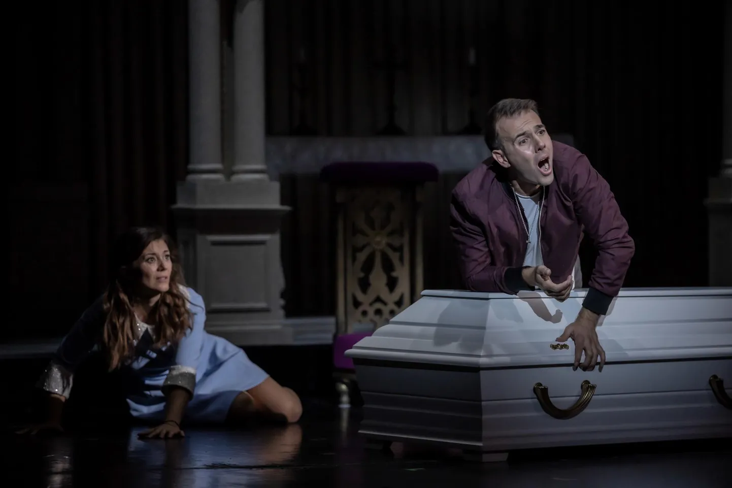 Malta tenor Nico Darmanin ja prantsuse sopran Perrine Madoeuf nimitegelastena Charles Gounod’ ooperi «Romeo ja Julia» Estonia lavastuse finaalis.