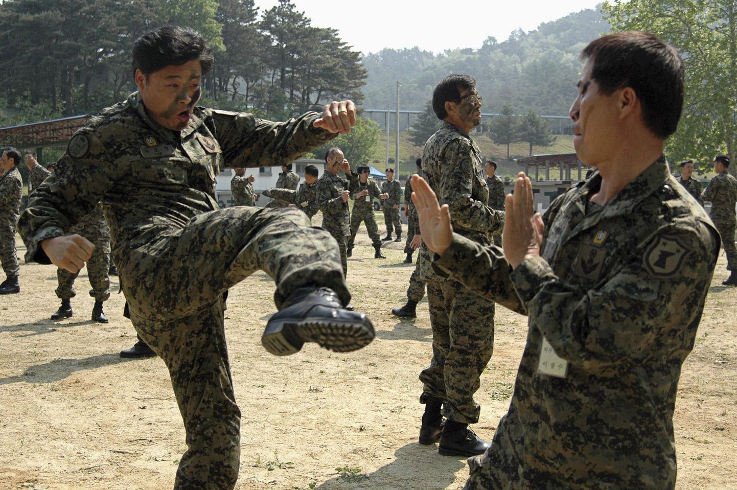 Lõuna-Korea reservväelased 21. aprillil aset leidnud sõjaväeõppusel Jeungpyeongis (Soulist kagus).