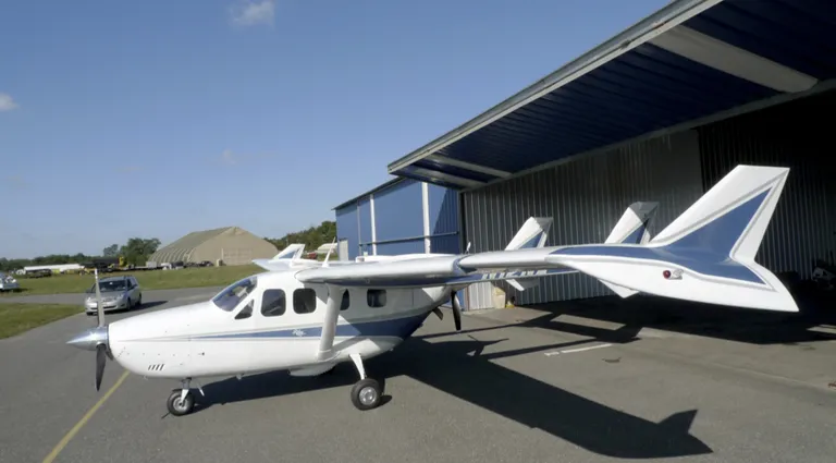 Väikelennuk Cessna. Umbes selliselt kukkus kanada räppar Jon James alla