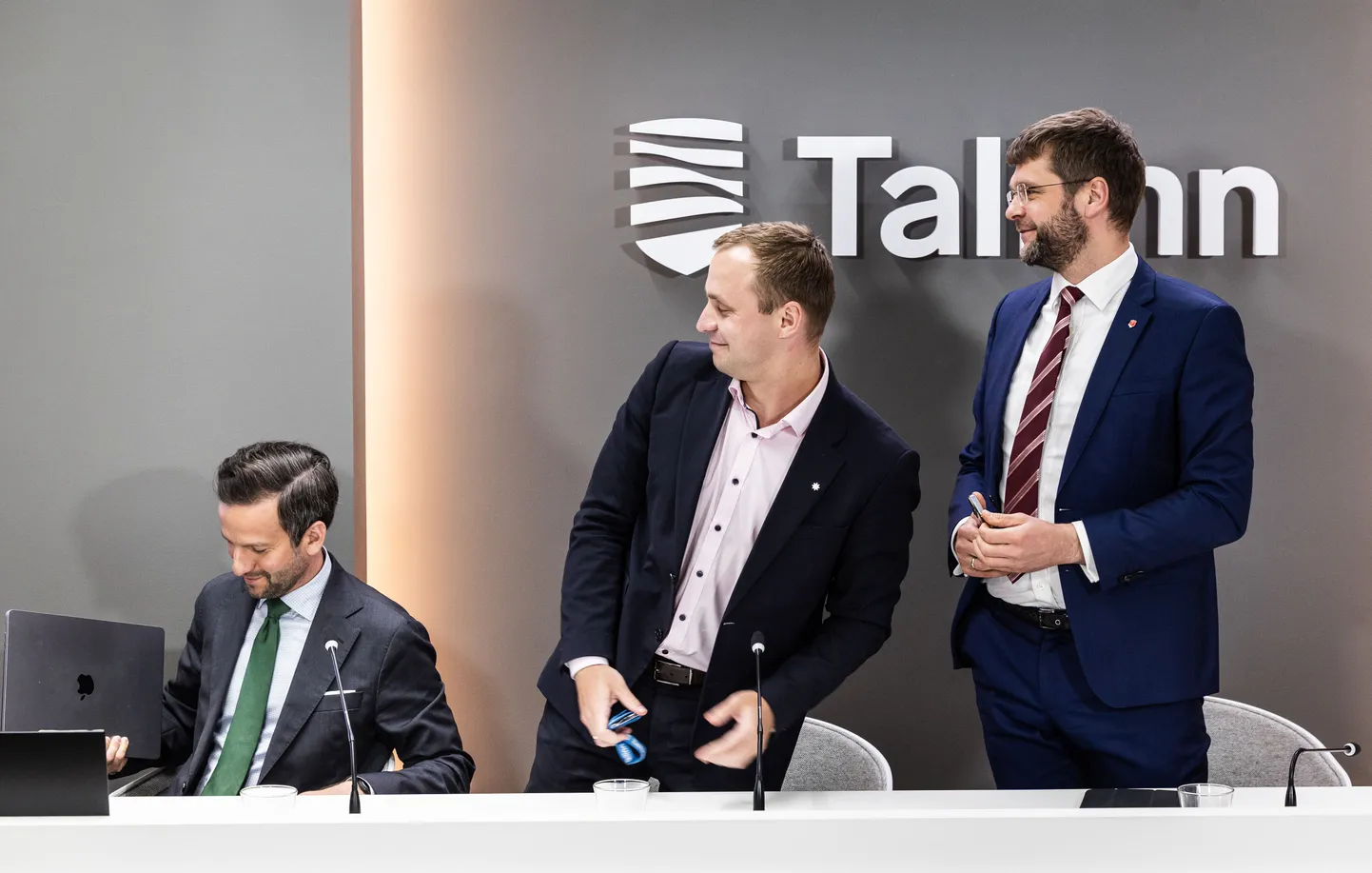 Tallinna abilinnapea Pärtel-Peeter Pere (vasakul), abilinnapea Karl Sander Kase (keskel) ja linnapea Jevgeni Ossinovski (keskel) ja