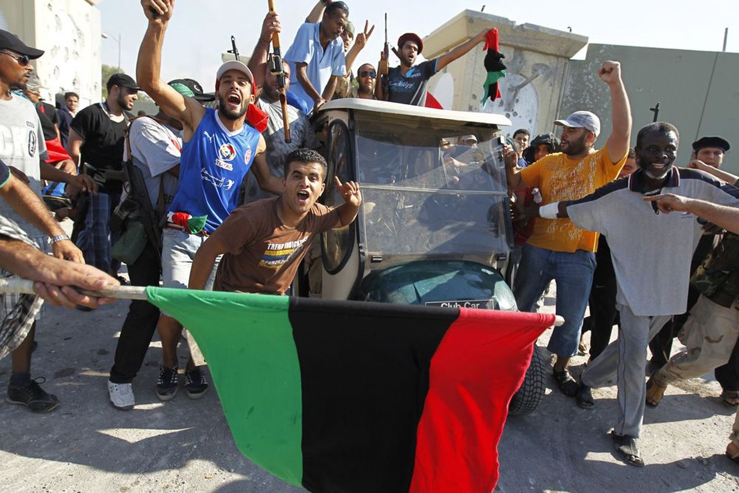 Eile vallutasid mässulised Gaddafi residentsi Tripolis ja kasutasid seejärel võimalust poseerida Gaddafi perele kuuluva golfiauto kõrval.