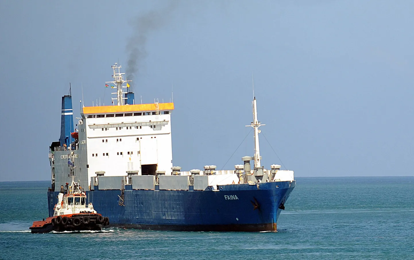 Mombasa sadama poole sõitvat Fainat saadab lootsilaev.