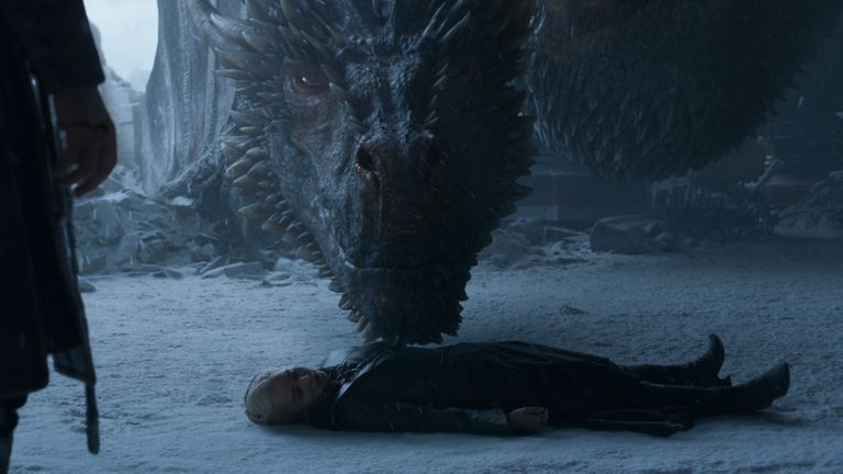Kaader «Troonide mängu» kaheksanda hooaja kuuendast osas, milles Jon Snow (Kit Harington) tappis Daenerys Targaryeni (Emilia Clarke) ning lohe viis Daeneryse kaasa